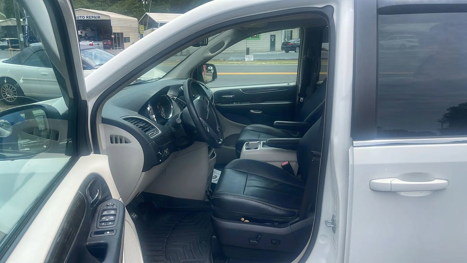 Used 2013 Chrysler Town & Country Touring FWD image 8