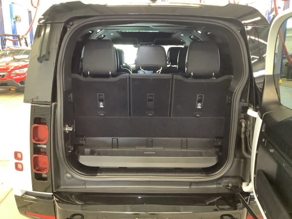 Used 2025 Land Rover Defender 130 X-Dynamic SE AWD/4WD image 24
