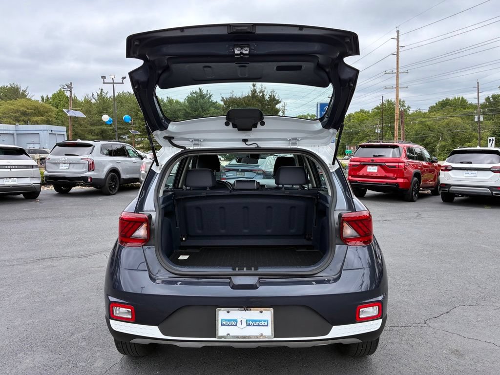Used 2021 Hyundai Venue FWD image 11