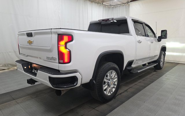 Used 2024 Chevrolet Silverado 2500 High Country w/ High Country Premium Package AWD/4WD image 3