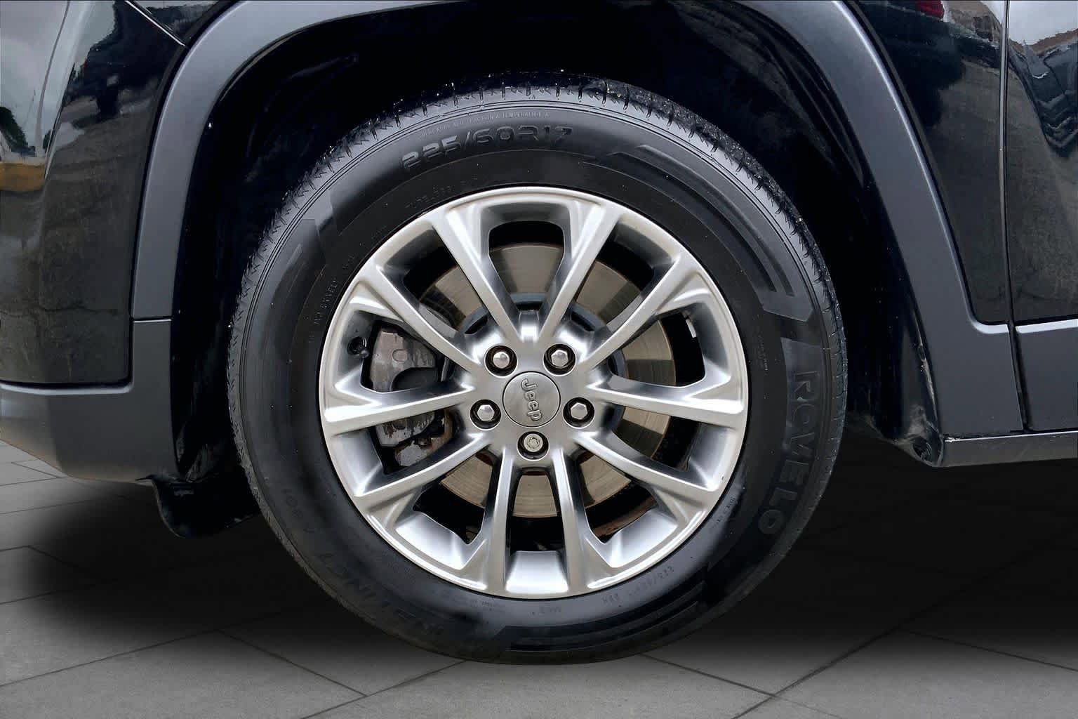 Used 2020 Jeep Cherokee Latitude Plus FWD image 11