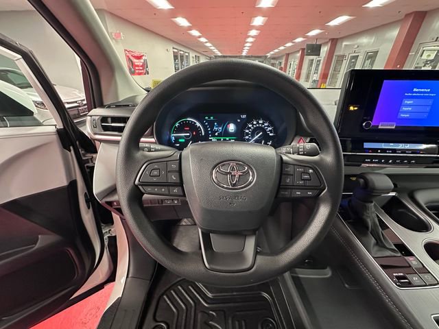 Used 2026 Toyota Sienna LE image 17
