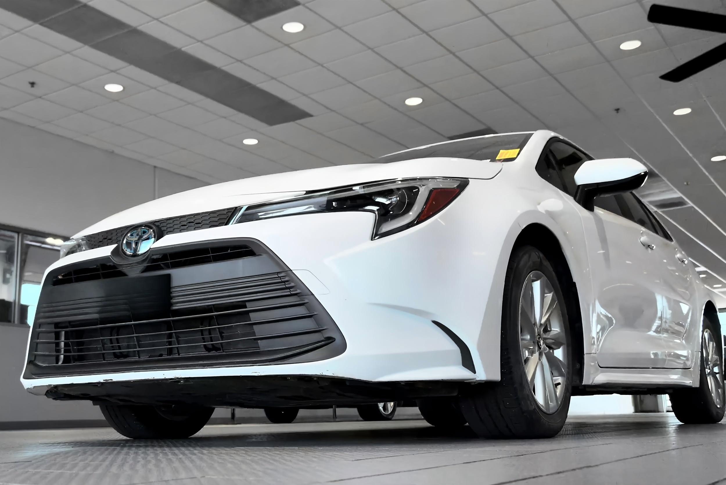 Used 2024 Toyota Corolla LE w/ LE Convenience Package FWD image 41