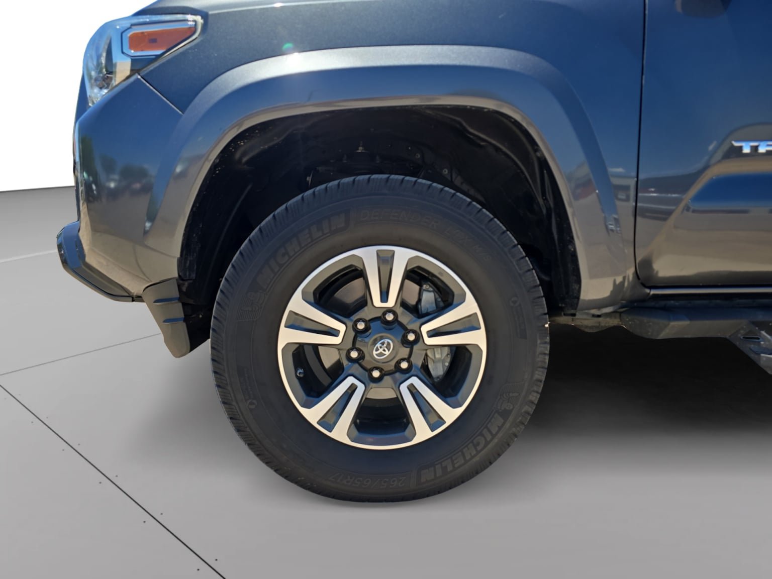 Used 2019 Toyota Tacoma TRD Sport w/ TRD Premium Sport Package RWD image 9