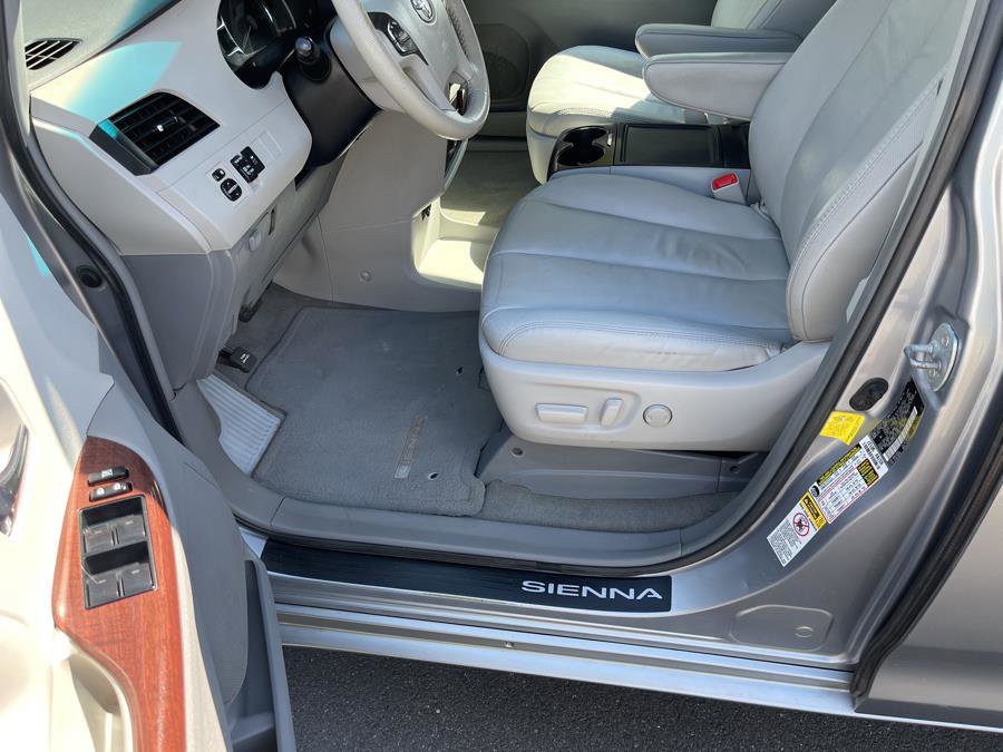 Used 2012 Toyota Sienna XLE w/ Entertainment Pkg FWD image 9