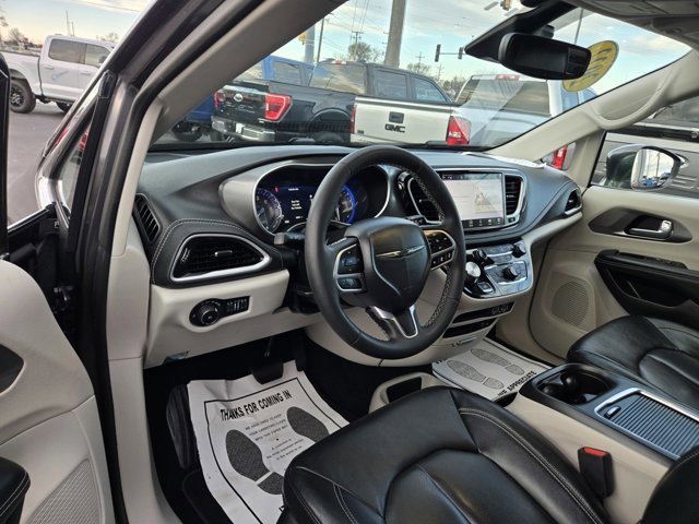 Used 2022 Chrysler Pacifica Touring-L image 2