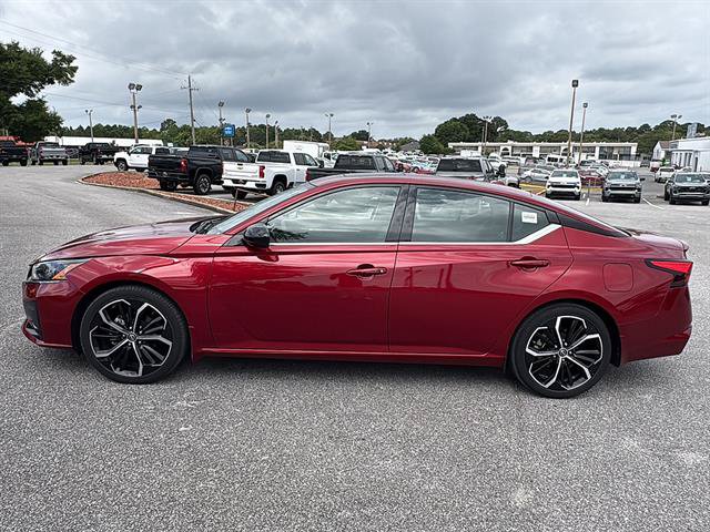 Used 2023 Nissan Altima 2.5 SR w/ SR Premium Package FWD image 3