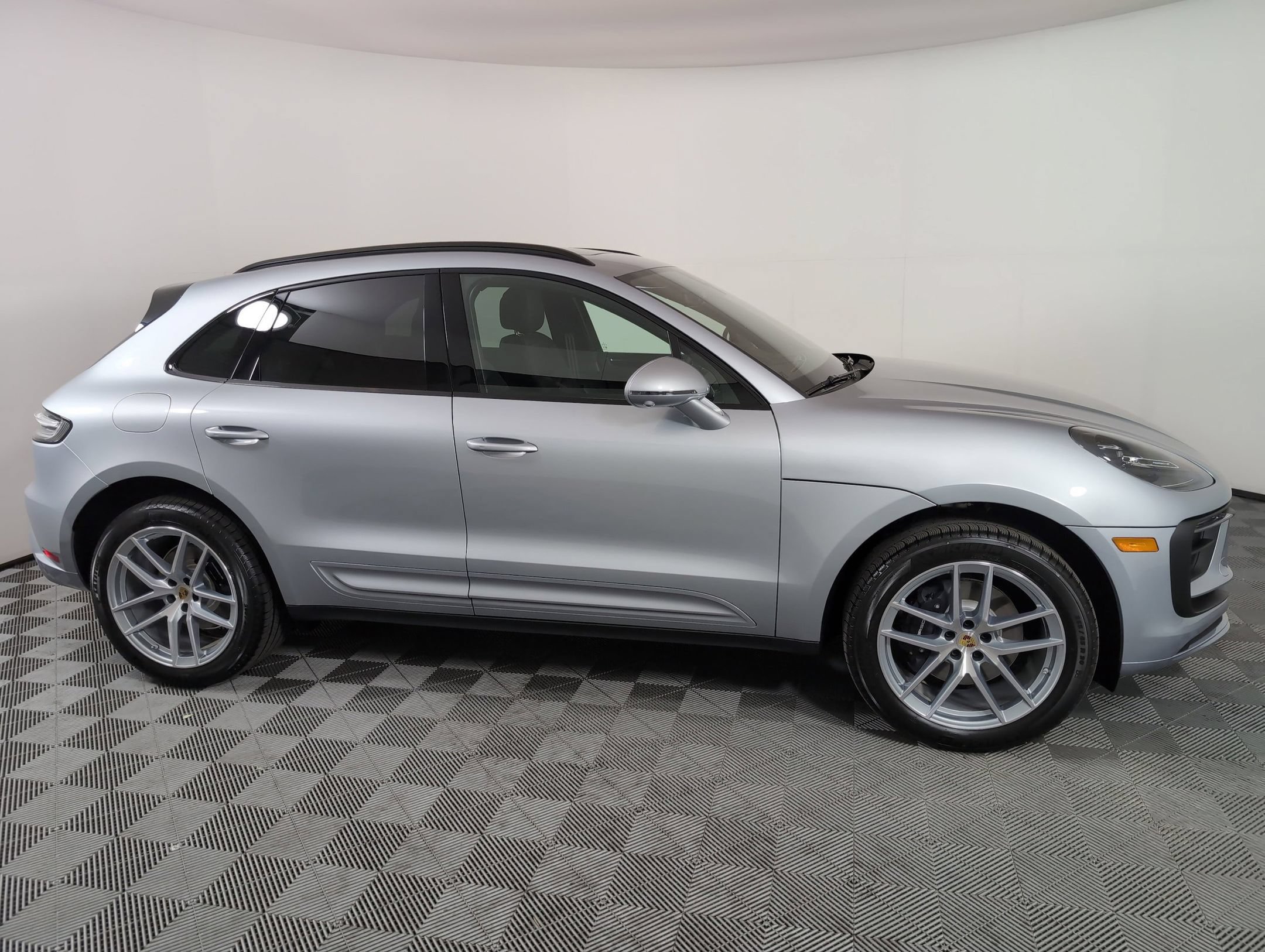 Certified 2025 Porsche Macan AWD/4WD image 9