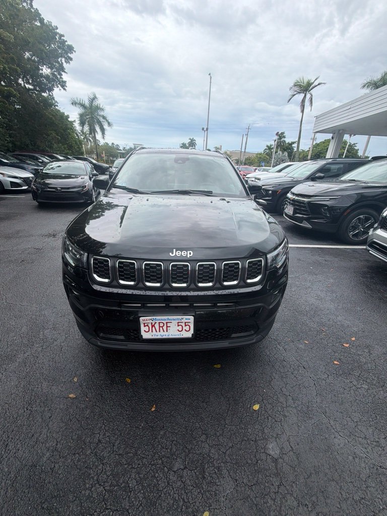 Used 2025 Jeep Compass Latitude AWD/4WD image 2