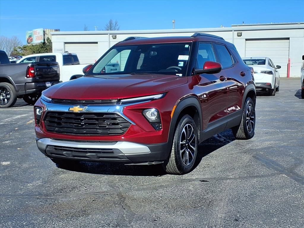 Used 2025 Chevrolet TrailBlazer LT w/ Driver Confidence Package image 2