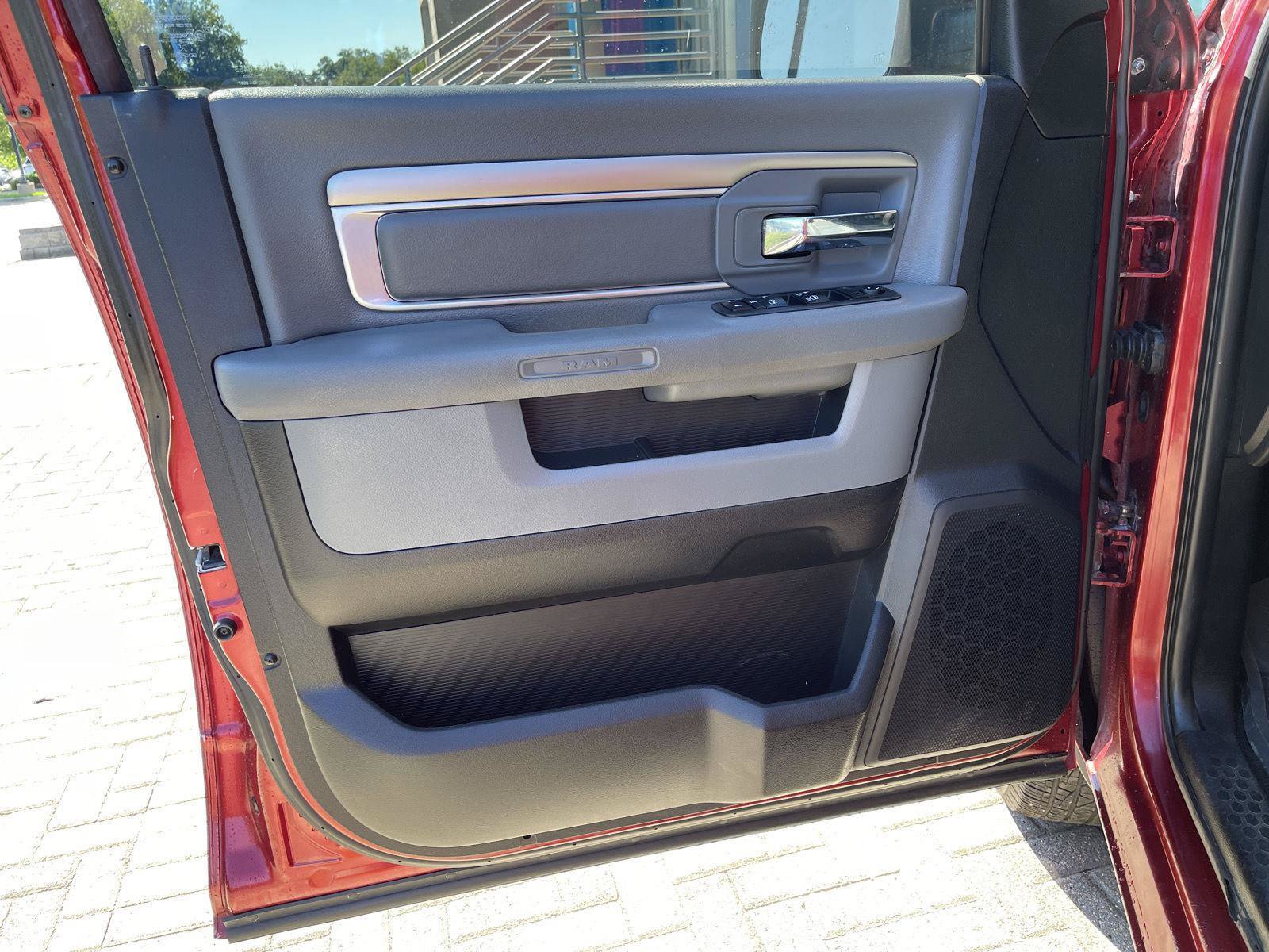 Used 2015 RAM 1500 Classic SLT AWD/4WD image 12
