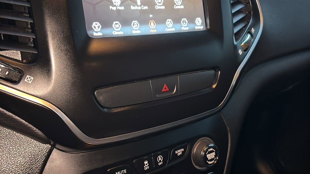 Used 2019 Jeep Cherokee Latitude w/ Cold Weather Group image 17