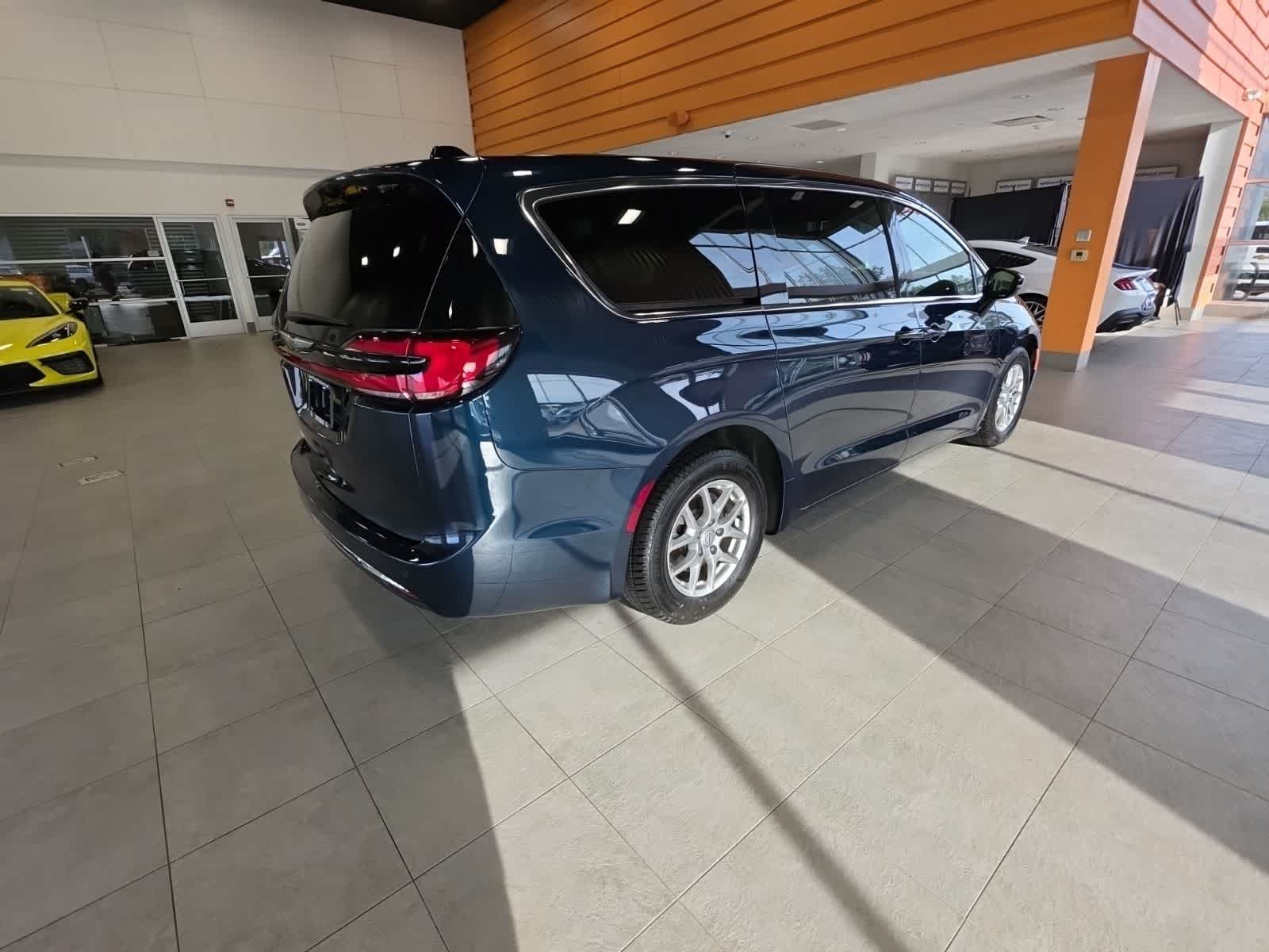 Used 2025 Chrysler Pacifica Select FWD image 7