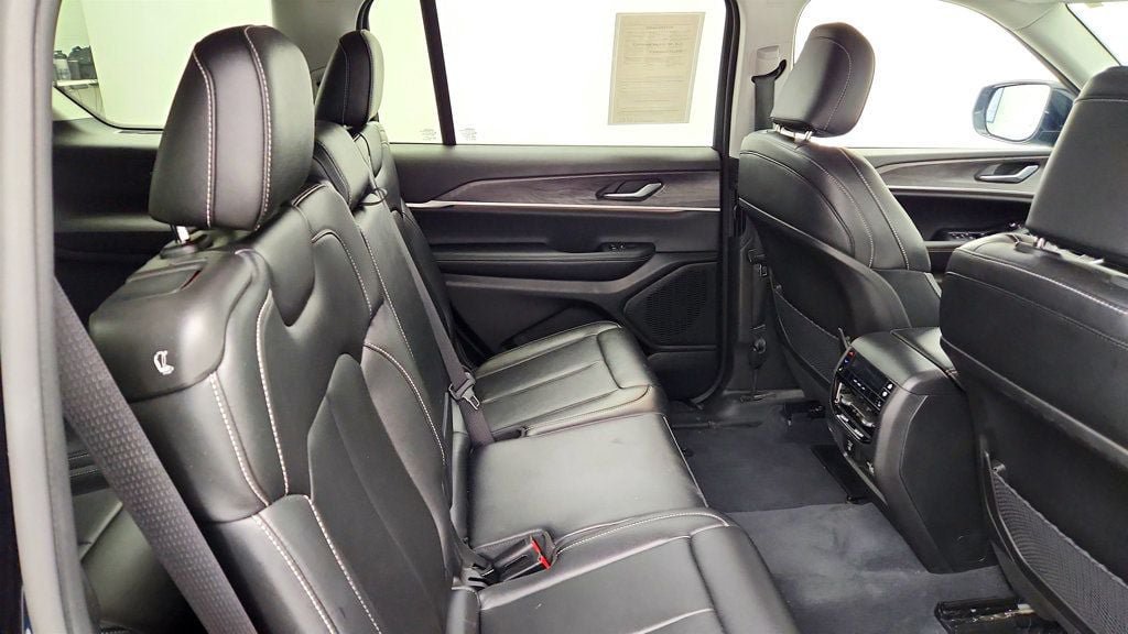 Used 2023 Jeep Grand Cherokee L Limited AWD/4WD image 22
