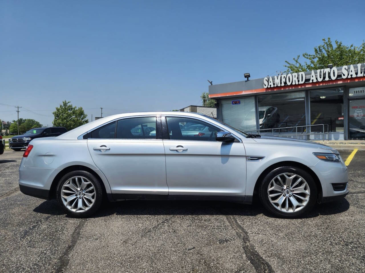 Used 2019 Ford Taurus Limited image 9