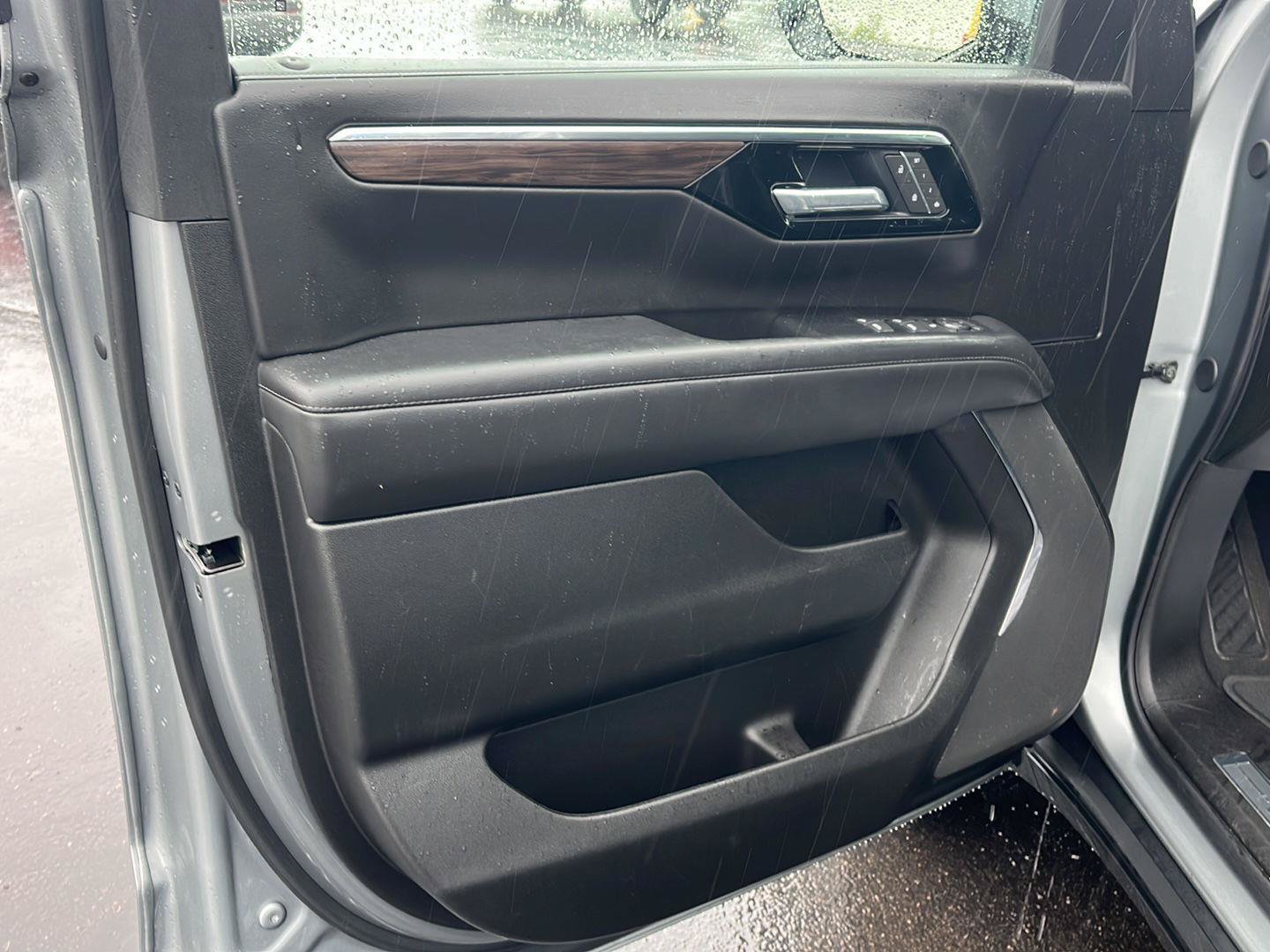 Used 2025 Chevrolet Suburban Z71 AWD/4WD image 19