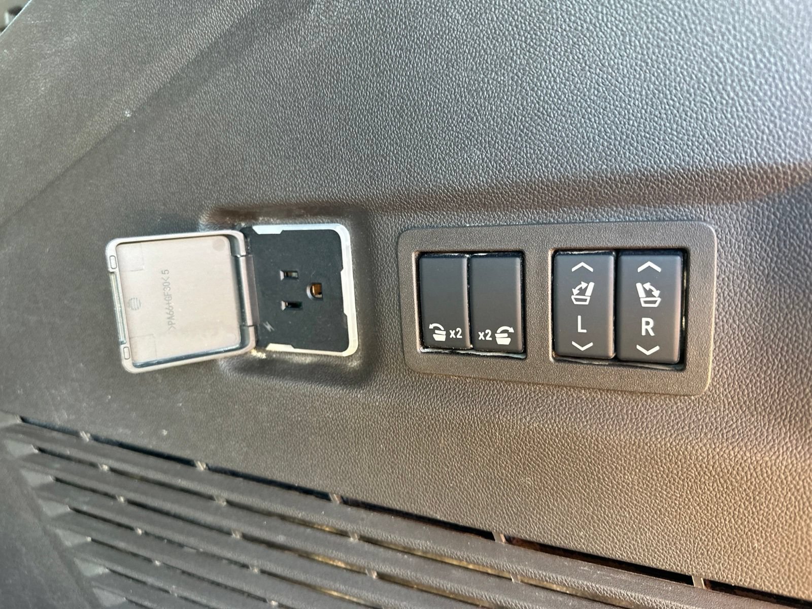 Used 2024 GMC Yukon XL Denali AWD/4WD image 42