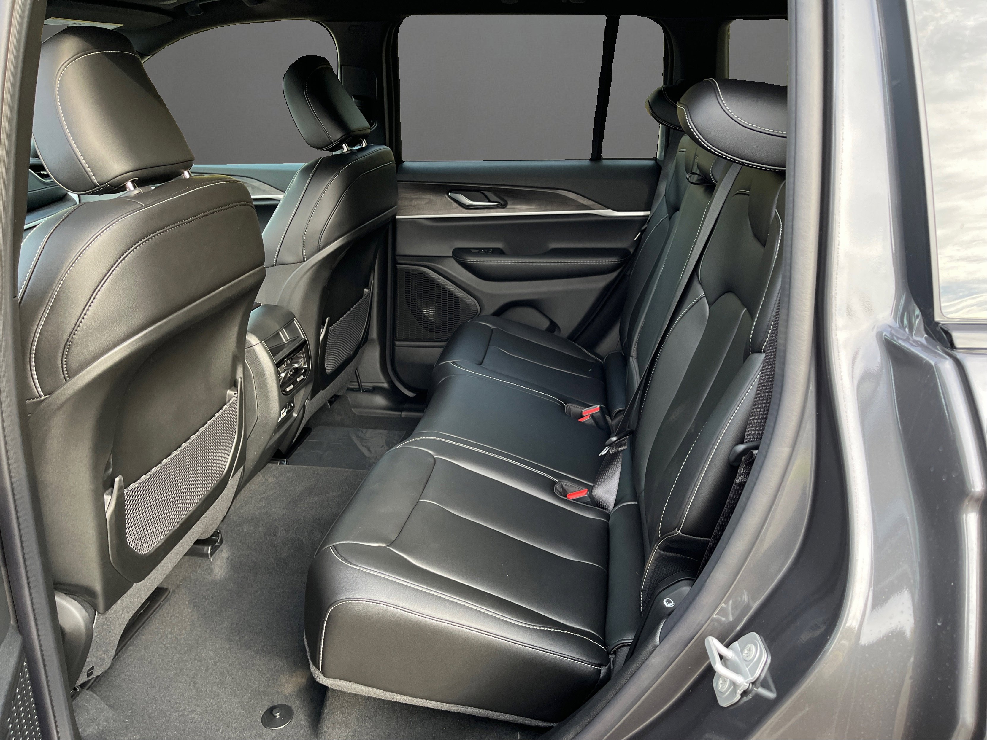 New 2025 Jeep Grand Cherokee Limited w/ Black Appearance Package image 11