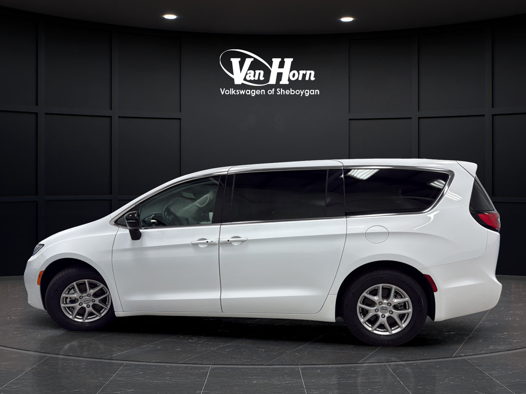 Used 2024 Chrysler Pacifica Touring-L FWD image 4