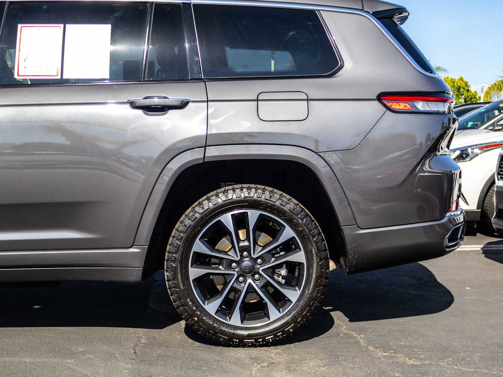 Used 2022 Jeep Grand Cherokee L Overland w/ Luxury Tech Group IV RWD image 8