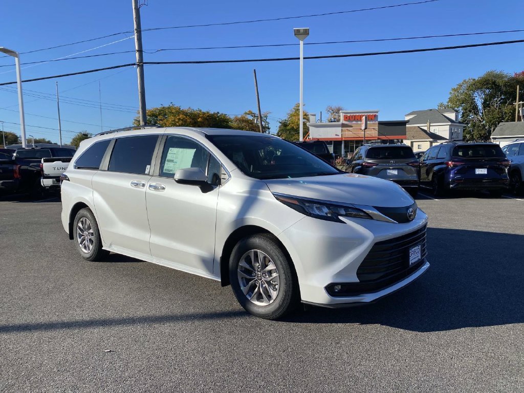 New 2026 Toyota Sienna XLE AWD/4WD image 1