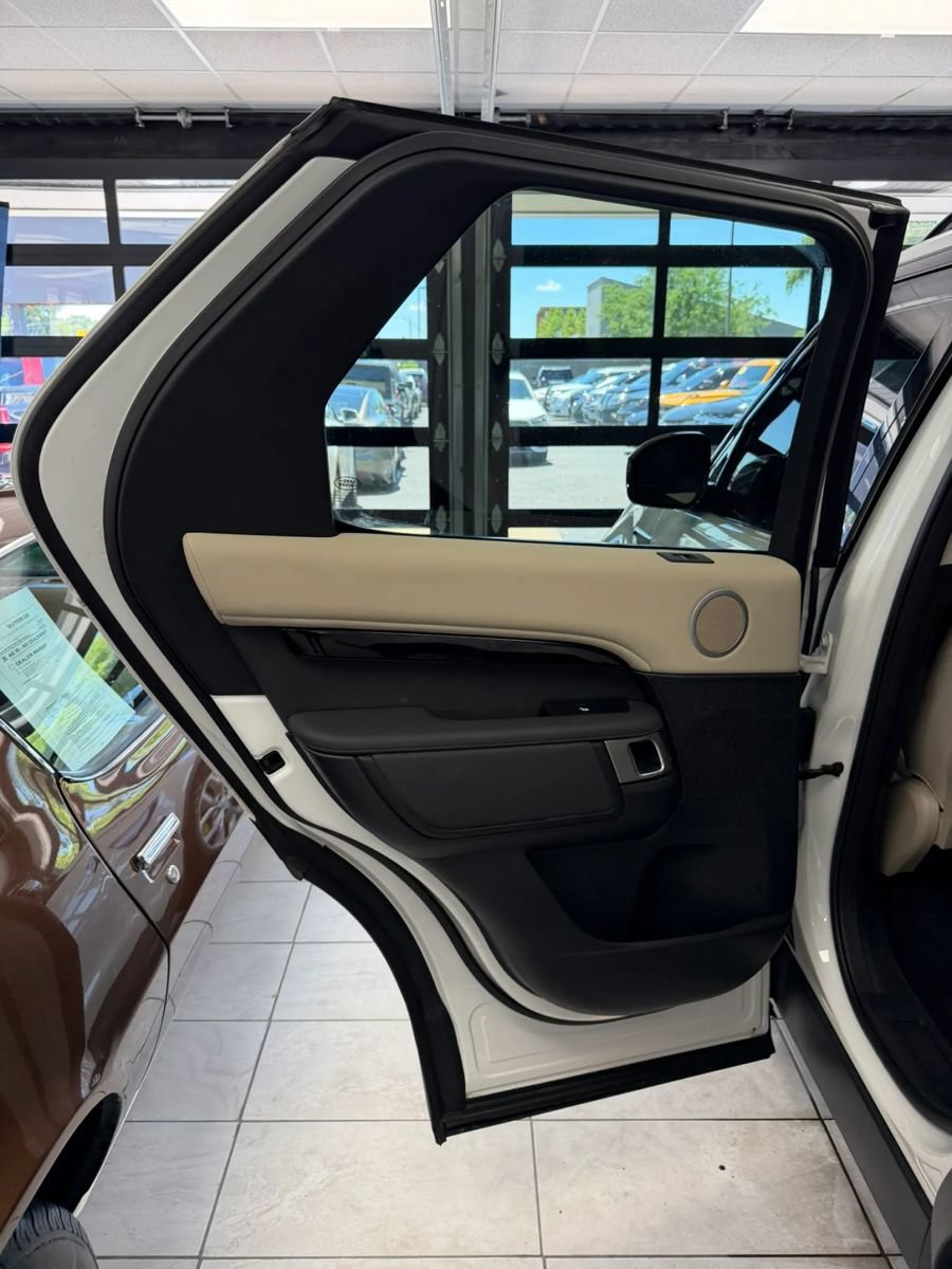 Used 2020 Land Rover Discovery SE AWD/4WD image 30