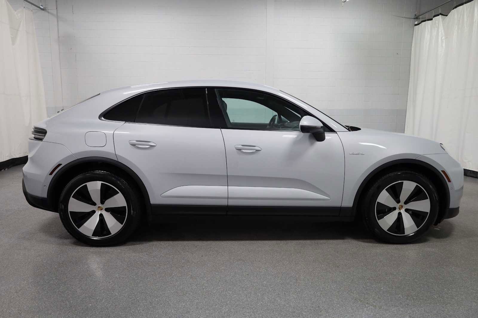 Certified 2025 Porsche Macan Electric image 10