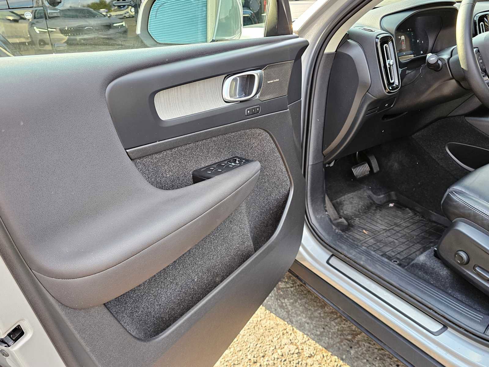 Used 2023 Volvo XC40 B5 Plus w/ Driver Assist Package image 20