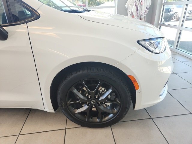 New 2025 Chrysler Pacifica Limited image 8