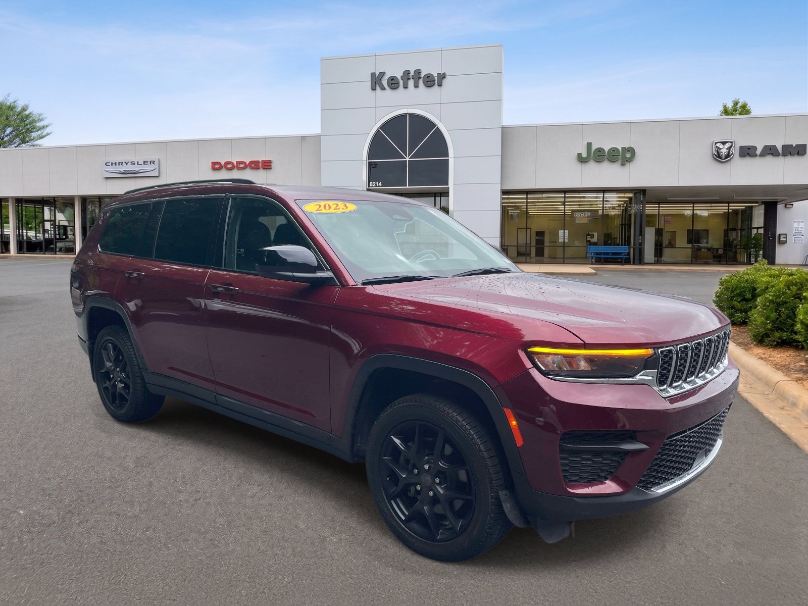 Used 2023 Jeep Grand Cherokee L Laredo AWD/4WD image 2