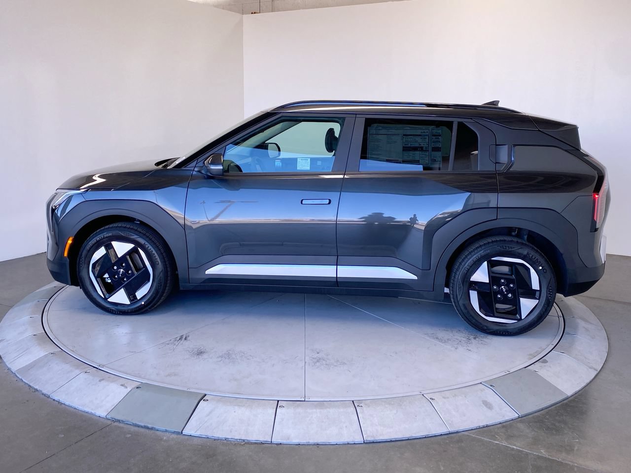 New 2027 Kia EV3 Wind FWD image 2