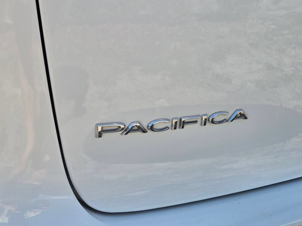 Used 2023 Chrysler Pacifica Touring-L FWD image 12