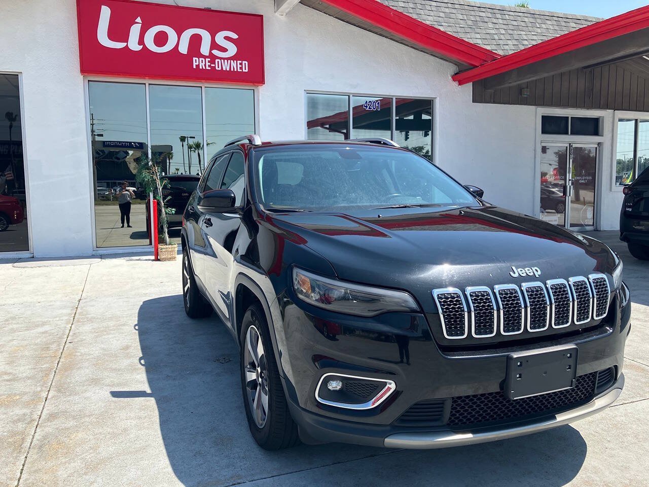 Used 2019 Jeep Cherokee Limited AWD/4WD image 11