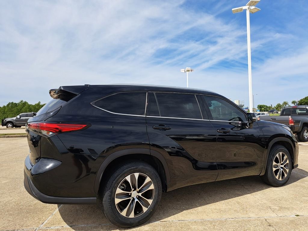 Used 2022 Toyota Highlander XLE FWD image 5
