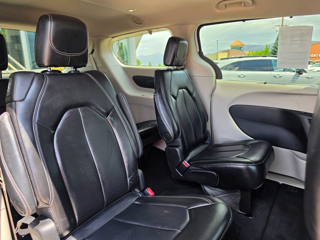 Used 2023 Chrysler Pacifica Touring-L FWD image 16