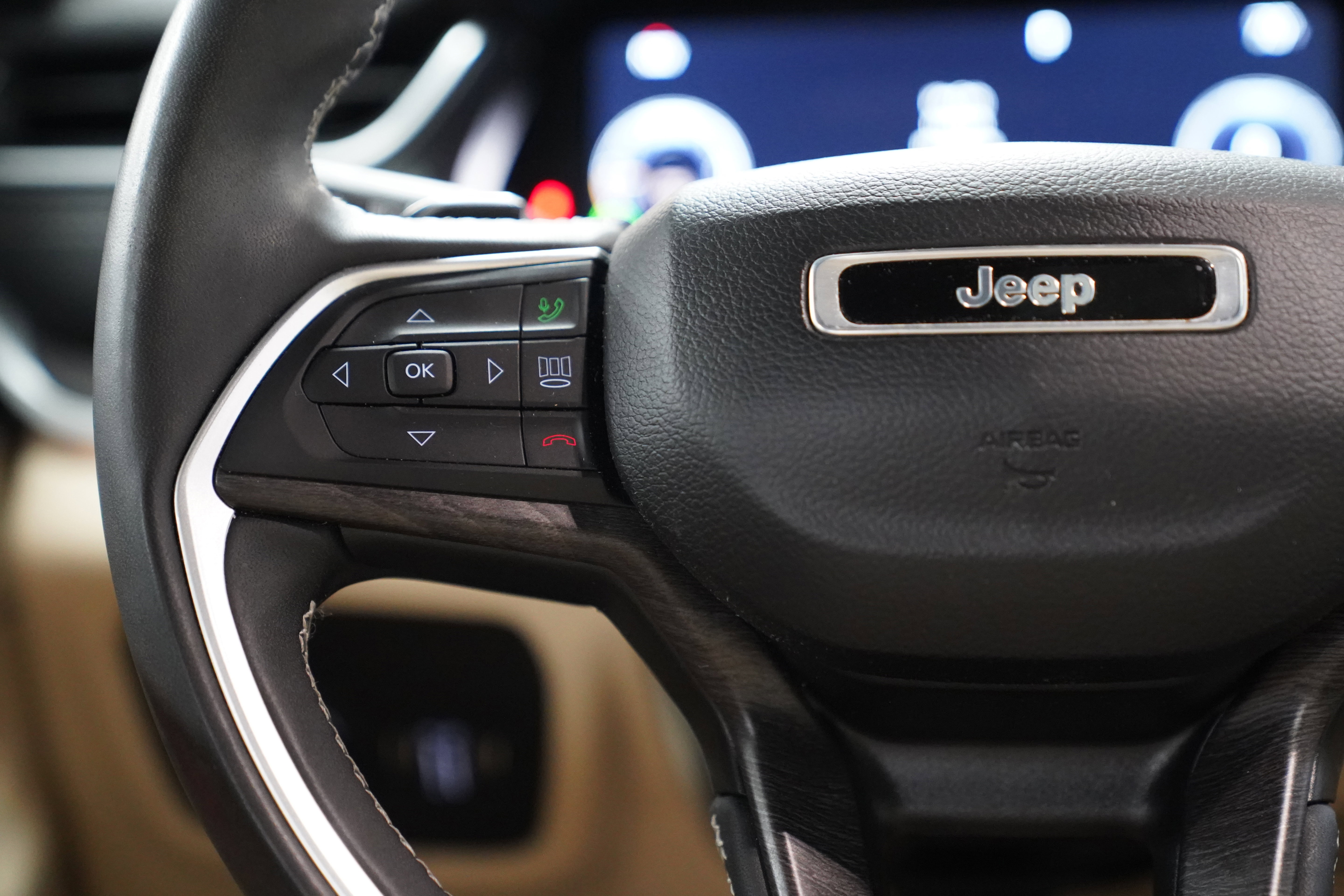 Used 2023 Jeep Grand Cherokee Limited AWD/4WD image 16