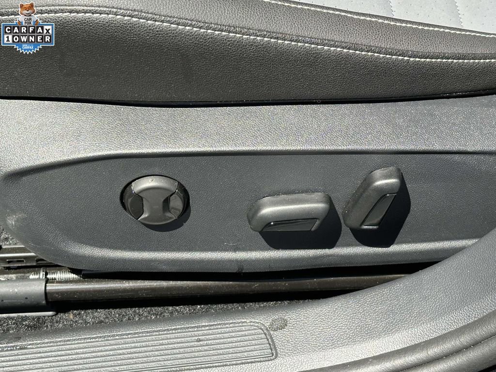 Used 2025 Volkswagen Jetta SE w/ Sunroof Package FWD image 17