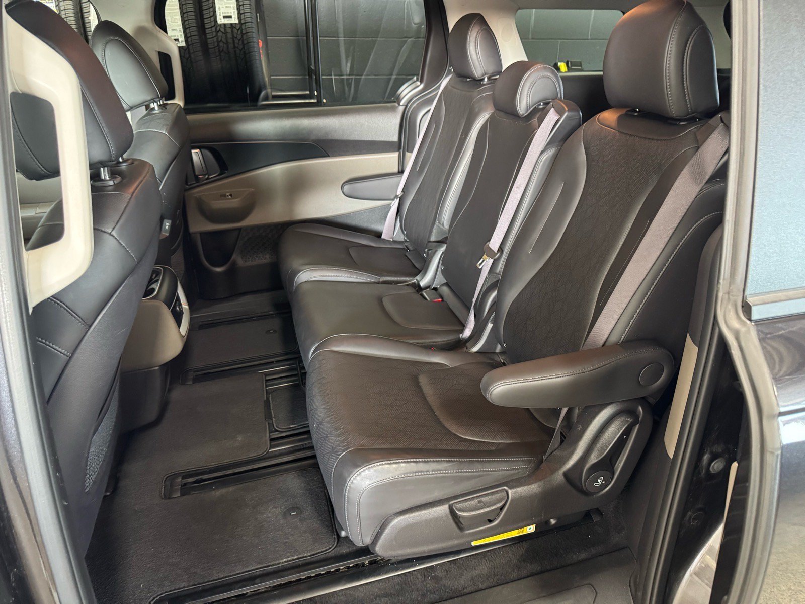 Used 2025 Kia Carnival FWD image 11