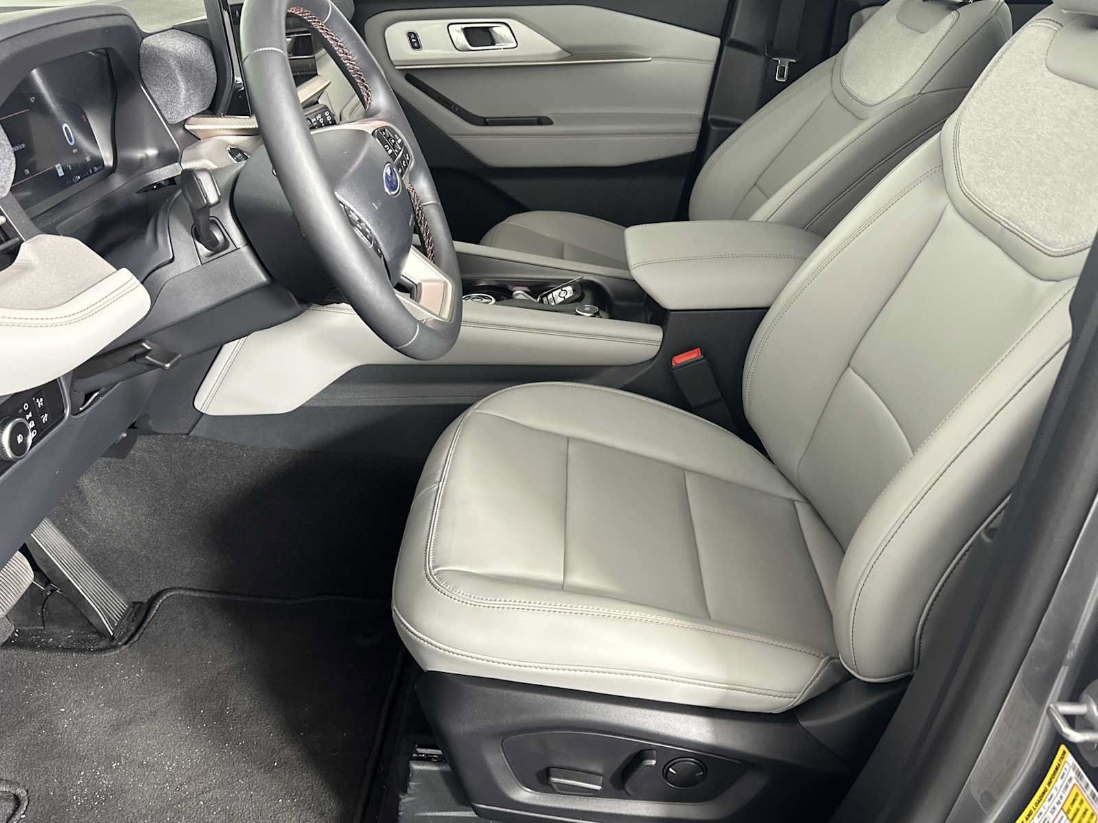 Used 2025 Ford Explorer Active w/ Active Comfort Package AWD/4WD image 8