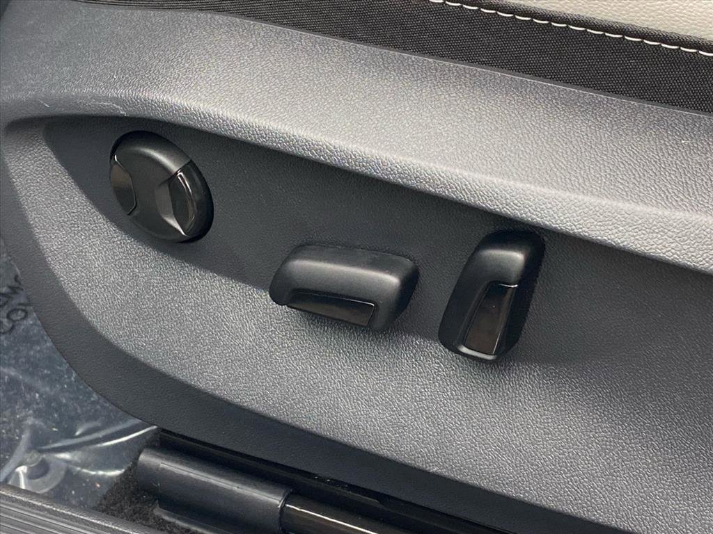 Used 2025 Volkswagen Taos SE image 13