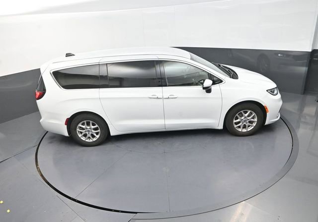 Used 2023 Chrysler Pacifica Touring-L image 24