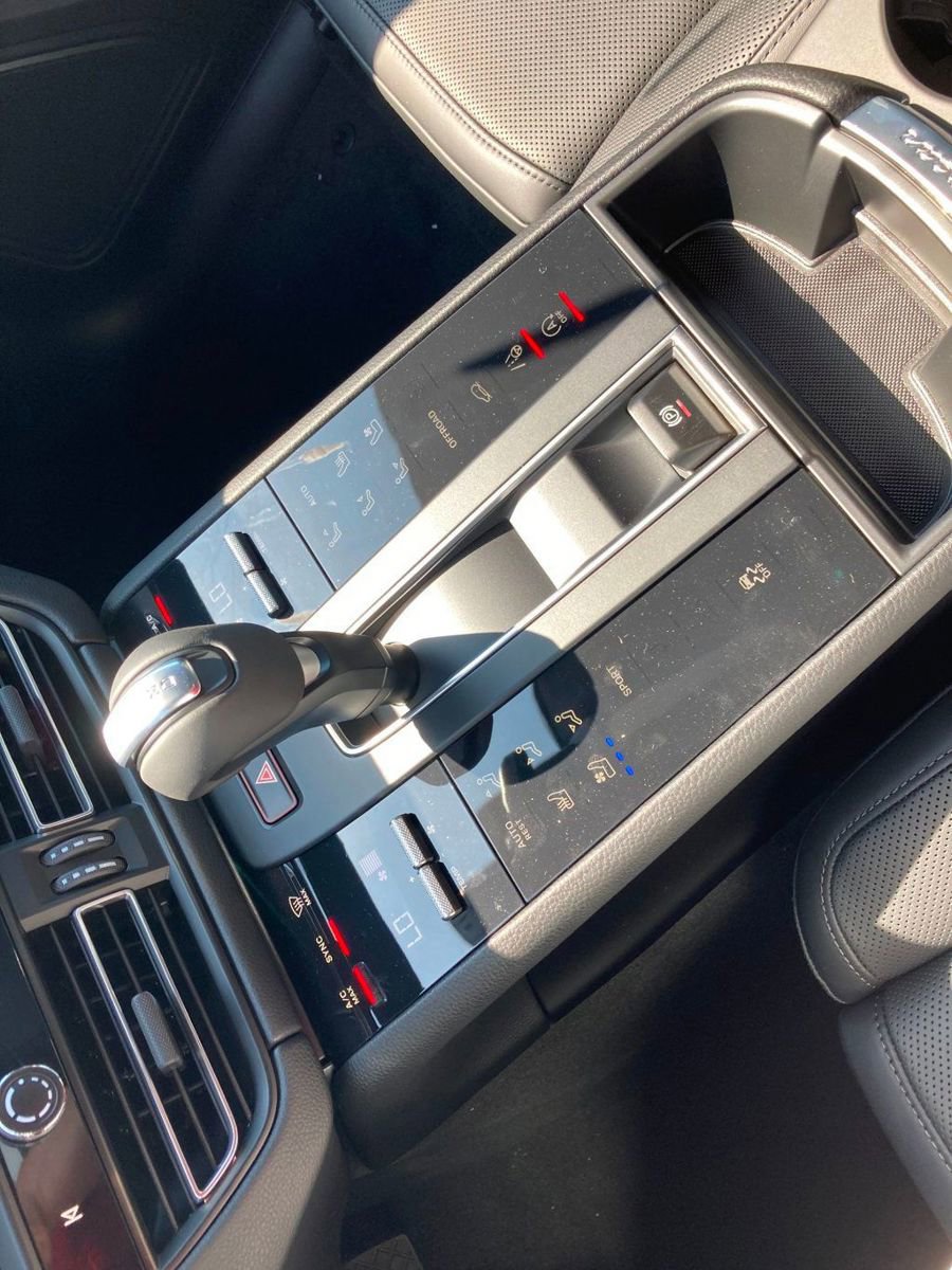 Certified 2025 Porsche Macan image 28