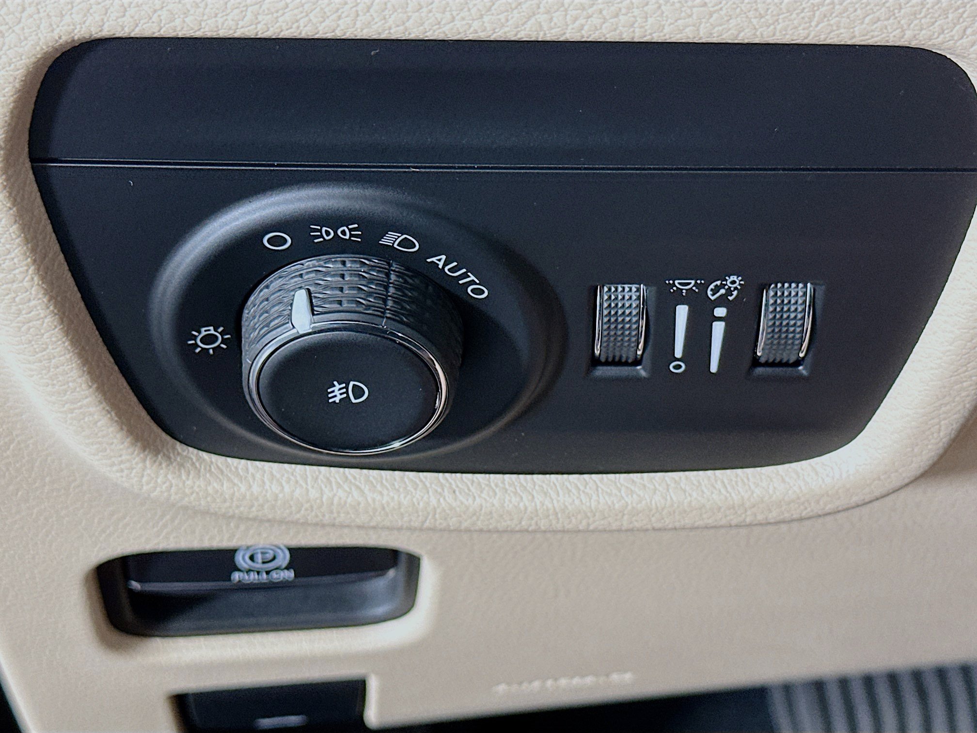 Used 2023 Jeep Grand Cherokee Limited w/ Luxury Tech Group II RWD image 17