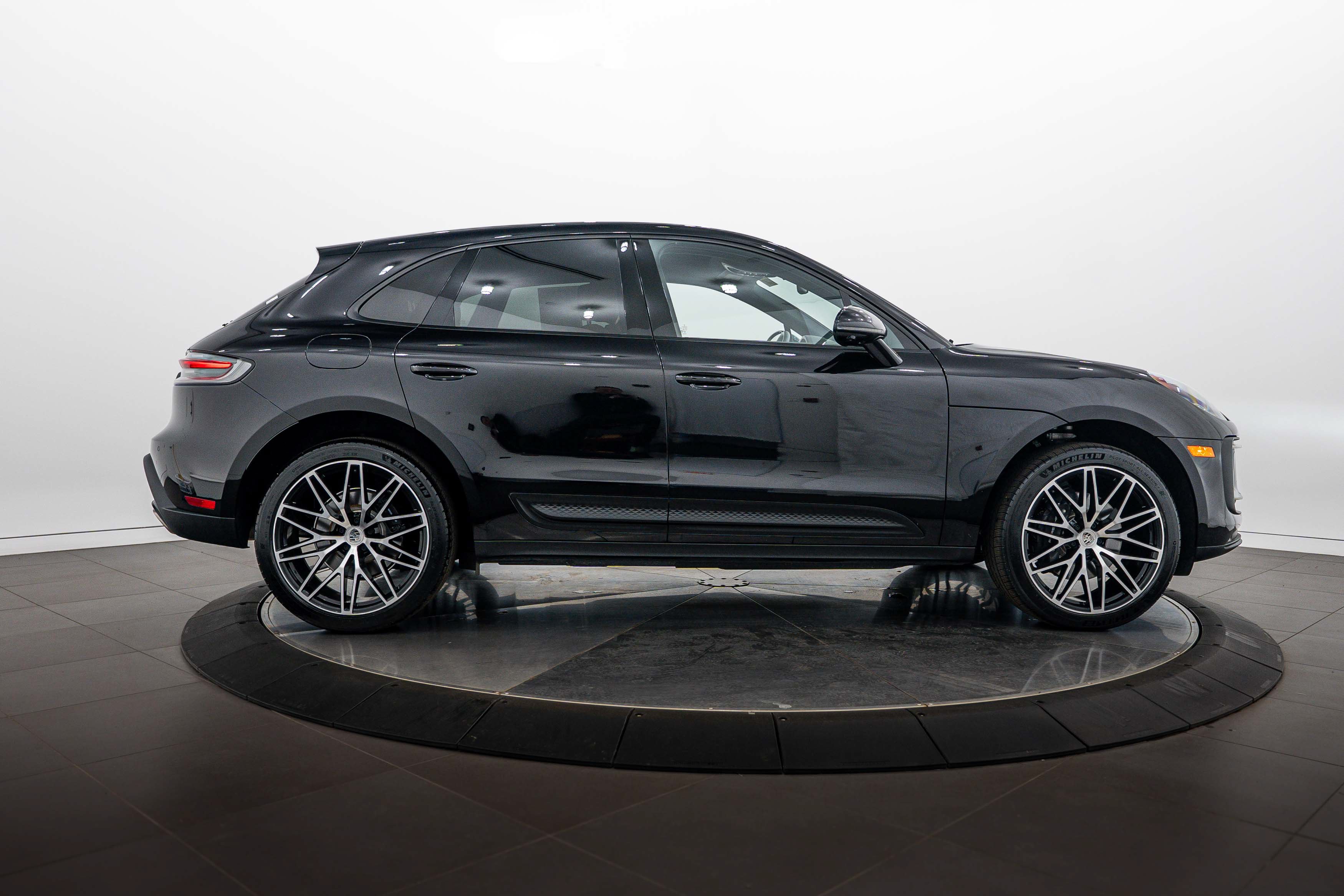 Certified 2026 Porsche Macan AWD/4WD image 8