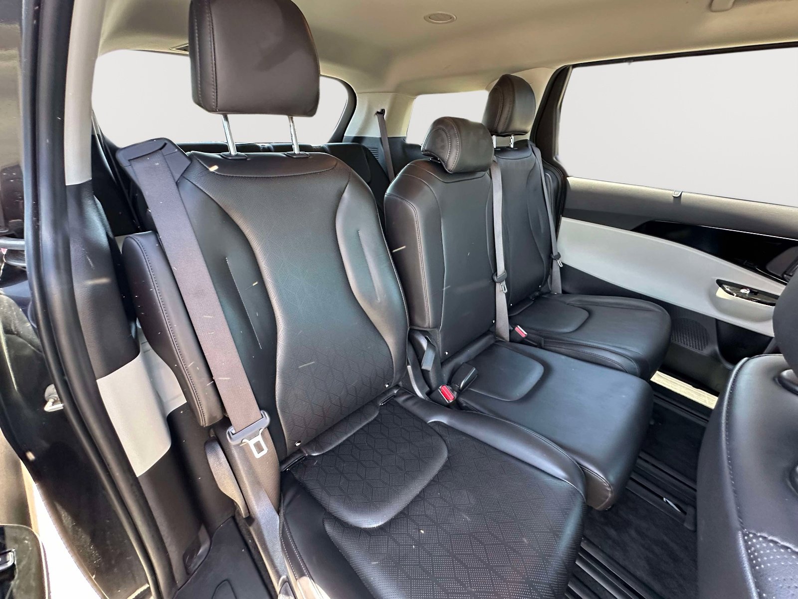 Used 2024 Kia Carnival EX FWD image 22