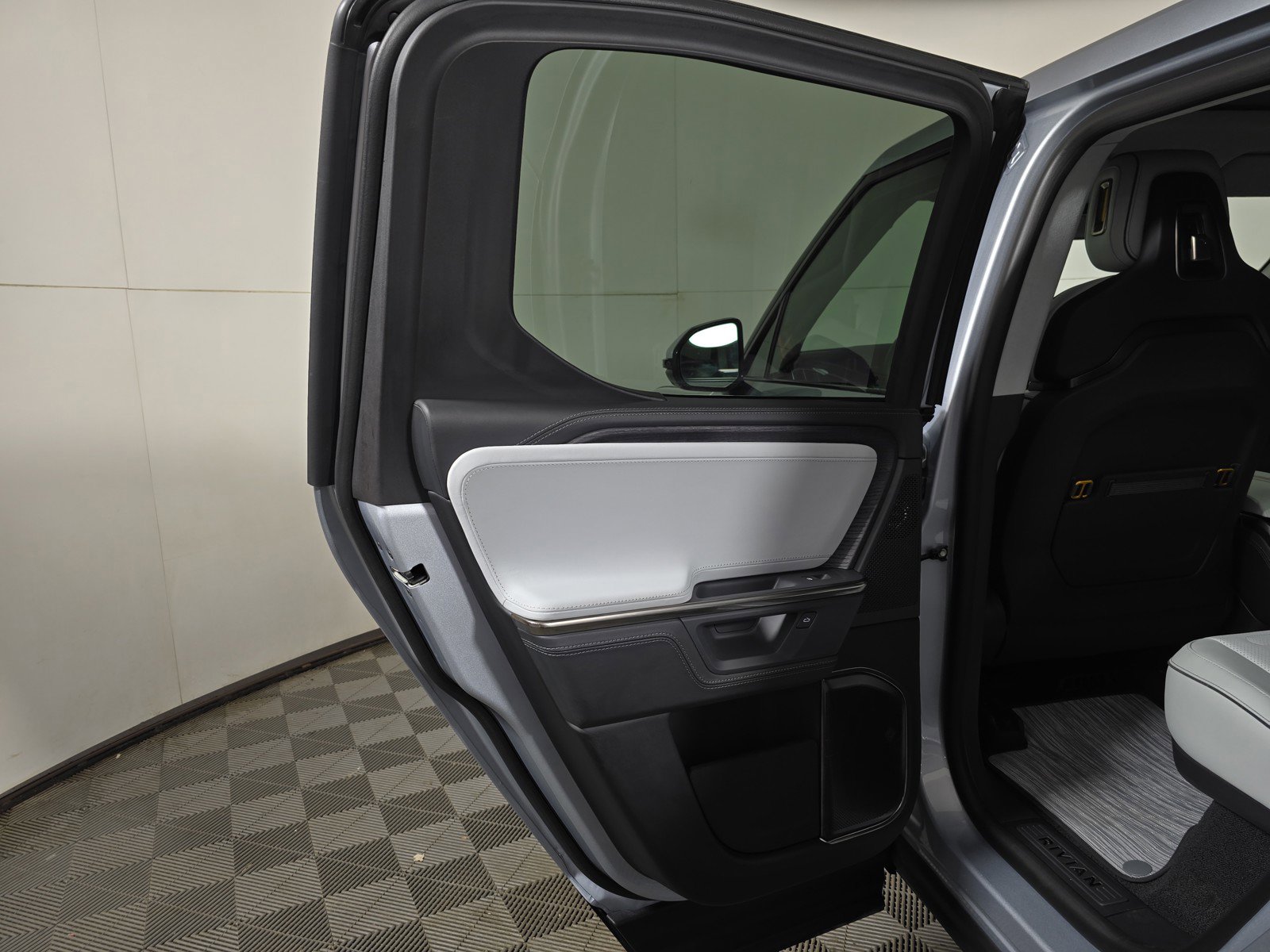 Used 2025 Rivian R1T Adventure AWD/4WD image 17