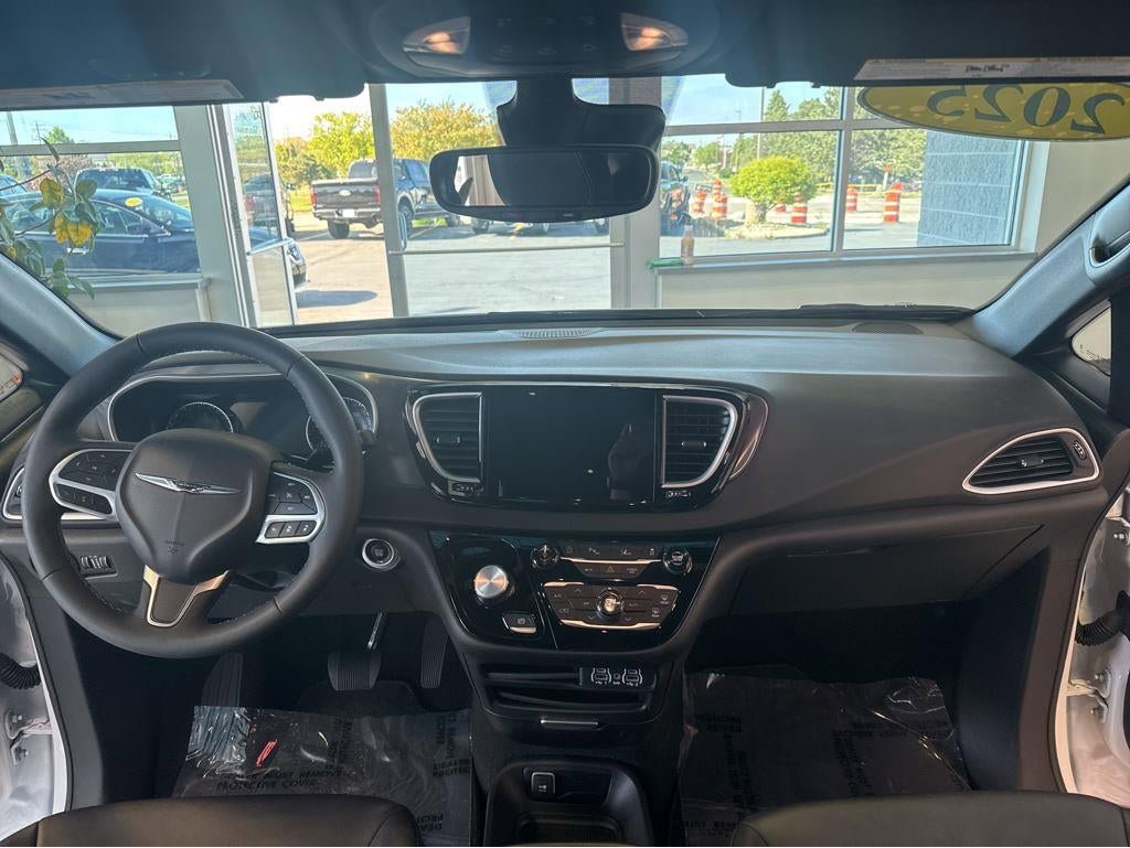 Used 2025 Chrysler Pacifica Select FWD image 17