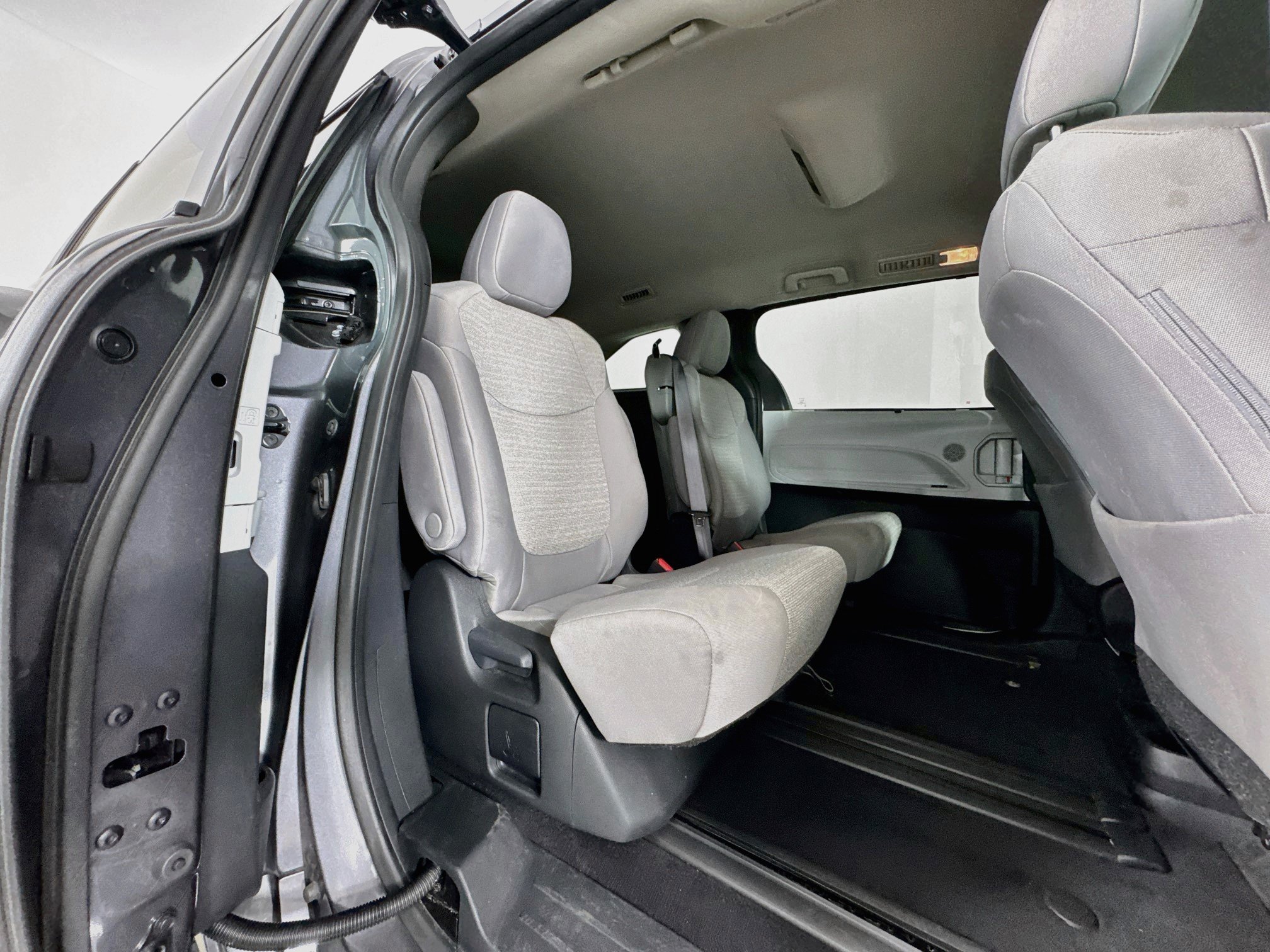 Certified 2025 Toyota Sienna LE FWD image 27