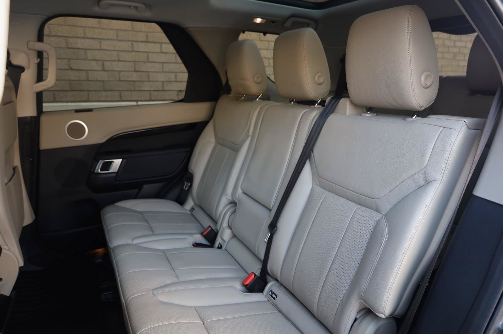 Used 2019 Land Rover Discovery SE AWD/4WD image 24