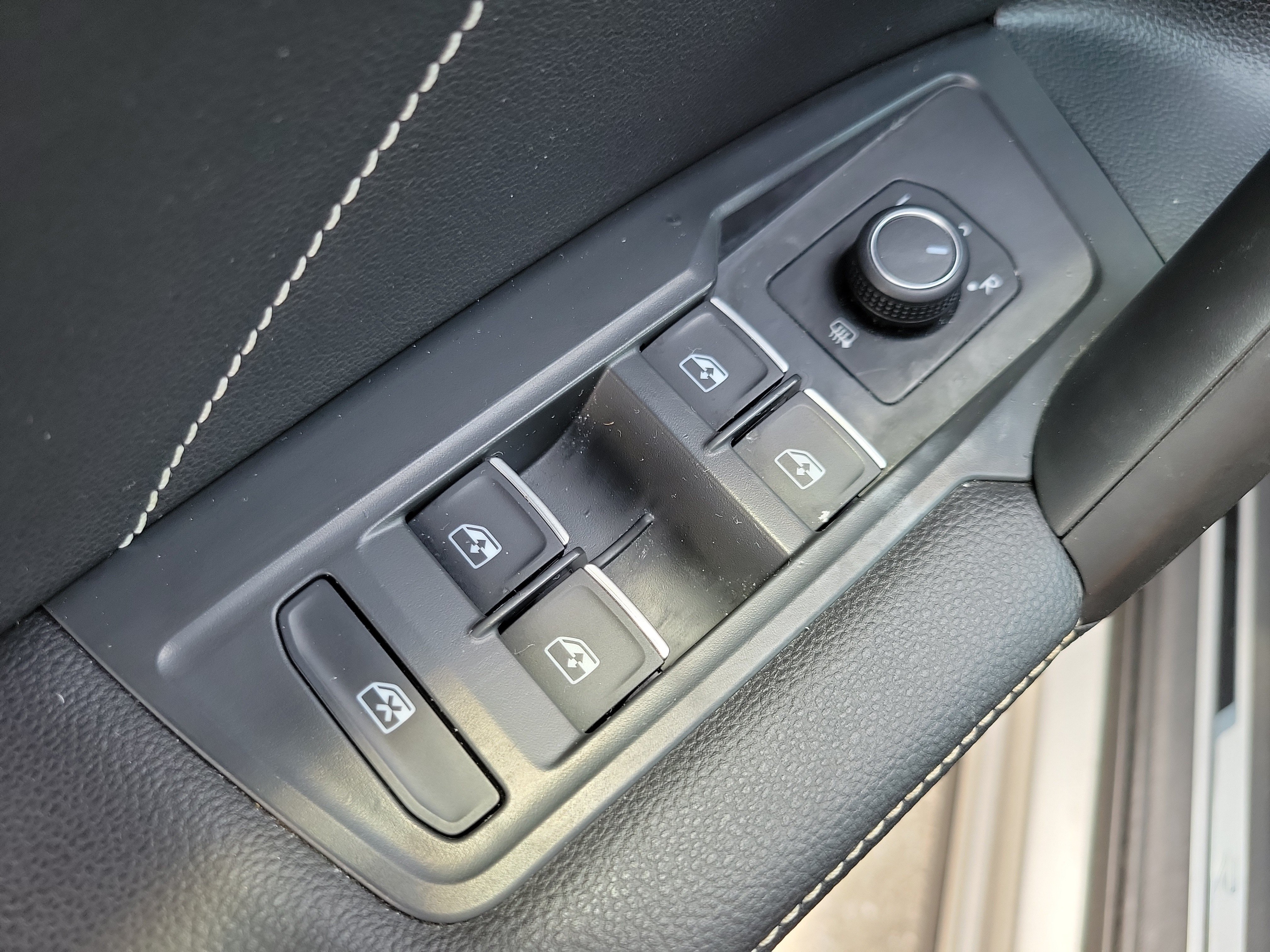 Certified 2023 Volkswagen Tiguan SE R-Line FWD image 16